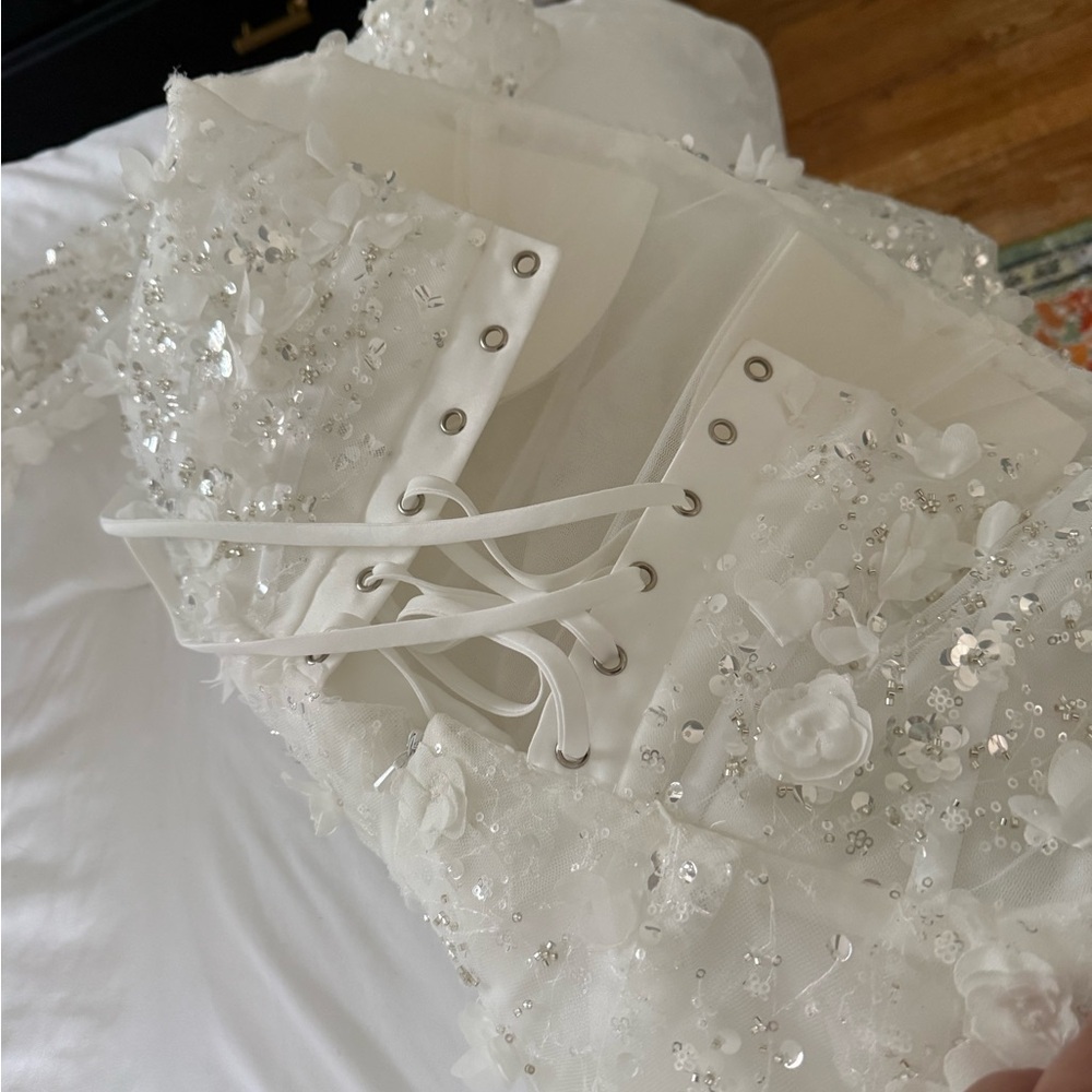 Elegant White Floral Mini Dress - Picture 5 of 8